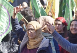 Halk işgal tehdidine karşı yürüdü