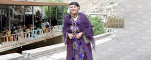 Kurdistan doğasına aşık bir kadın