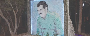 Bişirîneke Ocalan a bi seramîkan