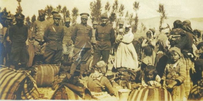 Katliamdan kaçarak Erdîş ilçesine sığınan bazı kadın ve çocuklar. Fotoğraf, katliamda yer alan bir pilotun arşivinden elde edildi