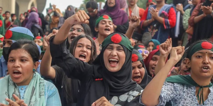 Bangladeş'te gösteri yapan öğrenciler - Foto: AFP