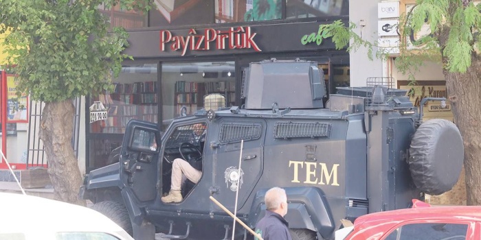 Payîz Pirtûk'a polis baskını